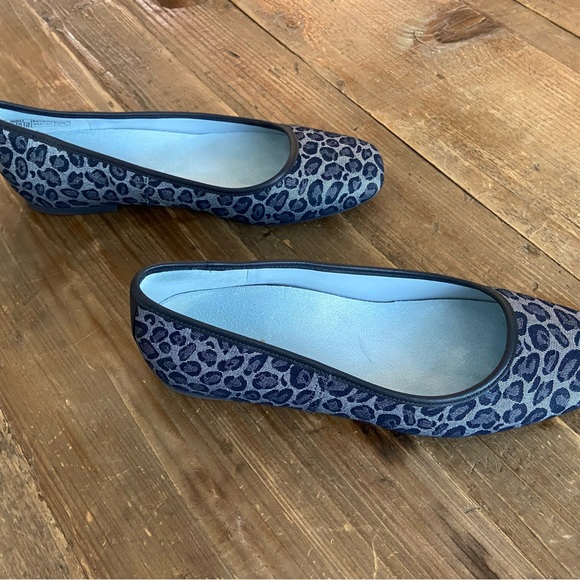 Vionic Blue Leopard Print Flats 10 - Picture 12 of 12
